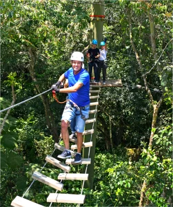 Persona cruzando puente colgando