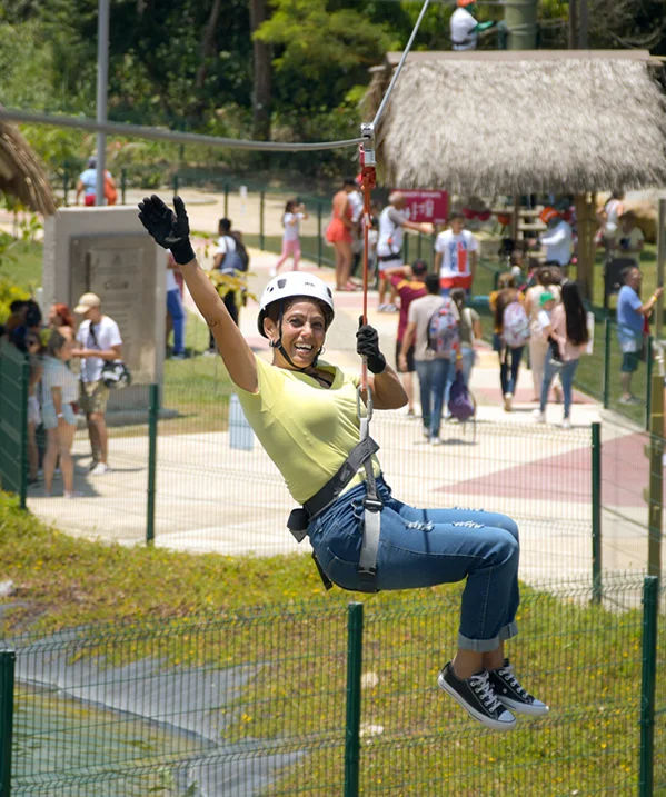 Mujer en circuito canopy