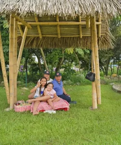 Familia en zona de bohíos