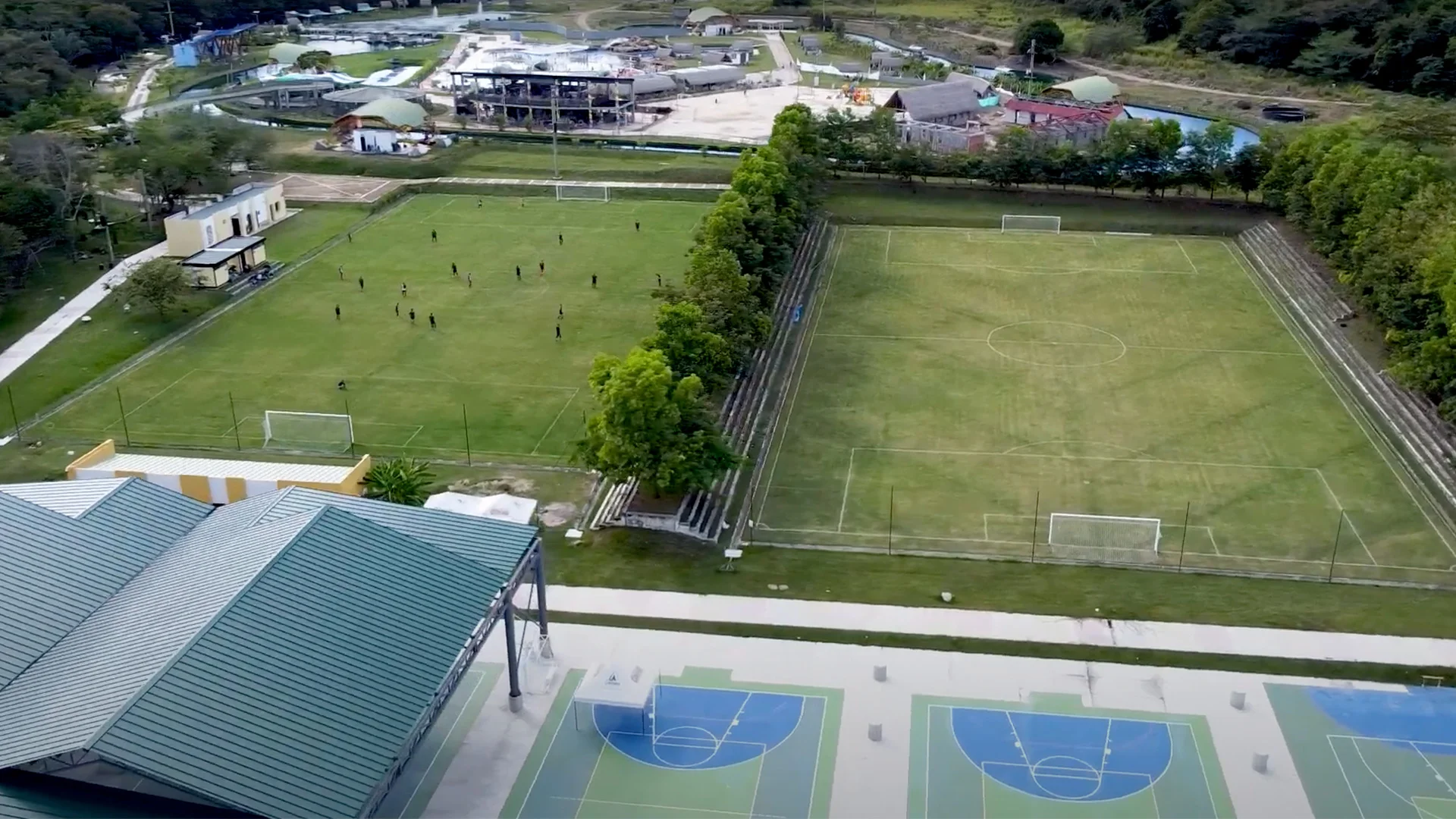 El Parque Caiké cuenta con dos canchas de fútbol con medidas mínimas reglamentarias FIFA