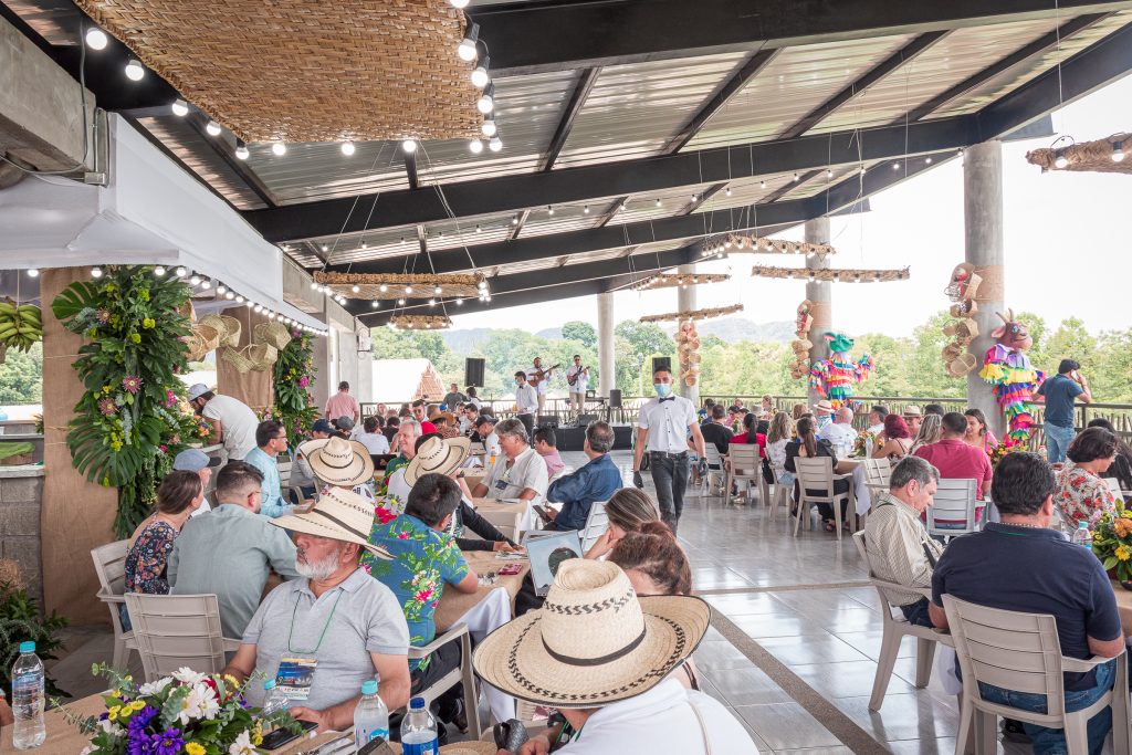 Grupo de personas en el restaurante del segundo piso en el Parque Caiké