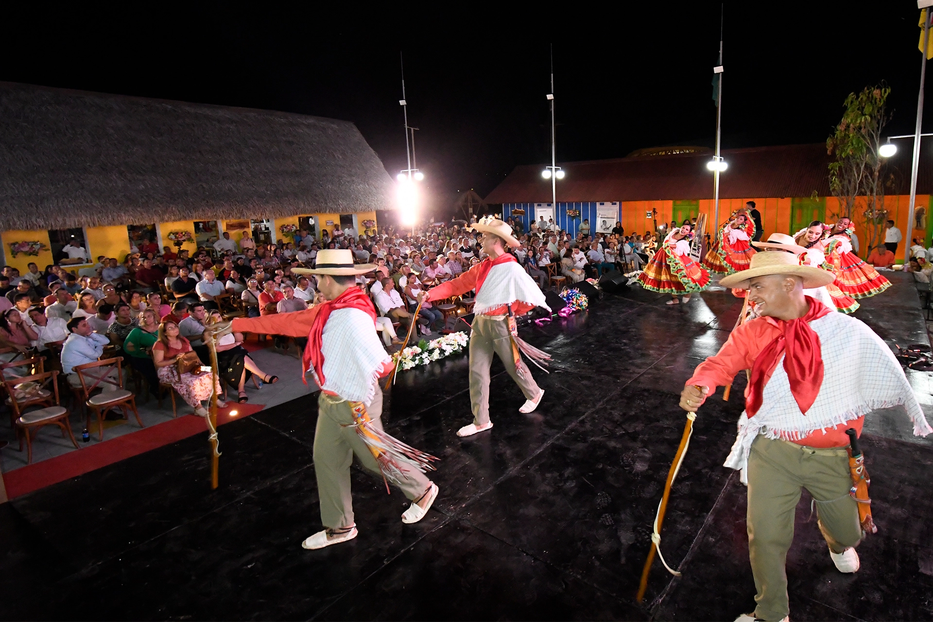 Grupo de danza folclórica bailando en tarima del Pueblito tolimense
